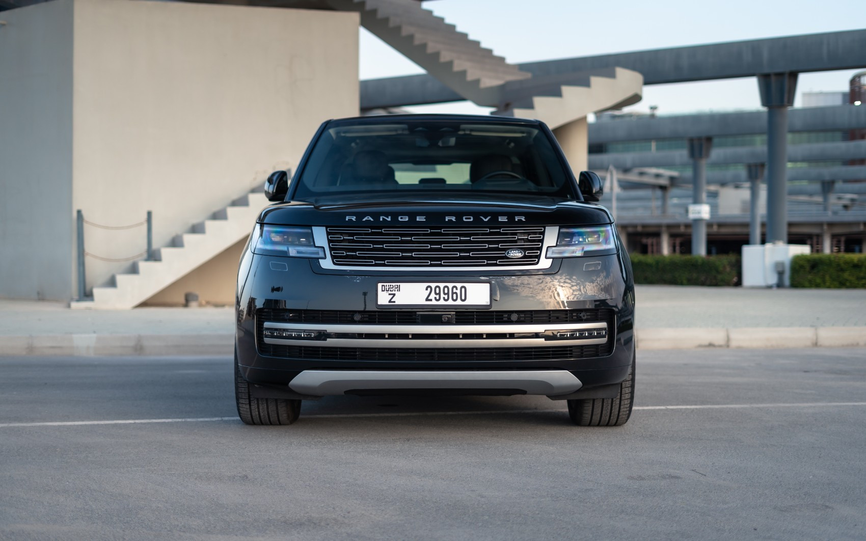 Negro Range Rover Vogue HSE en alquiler en Sharjah 1