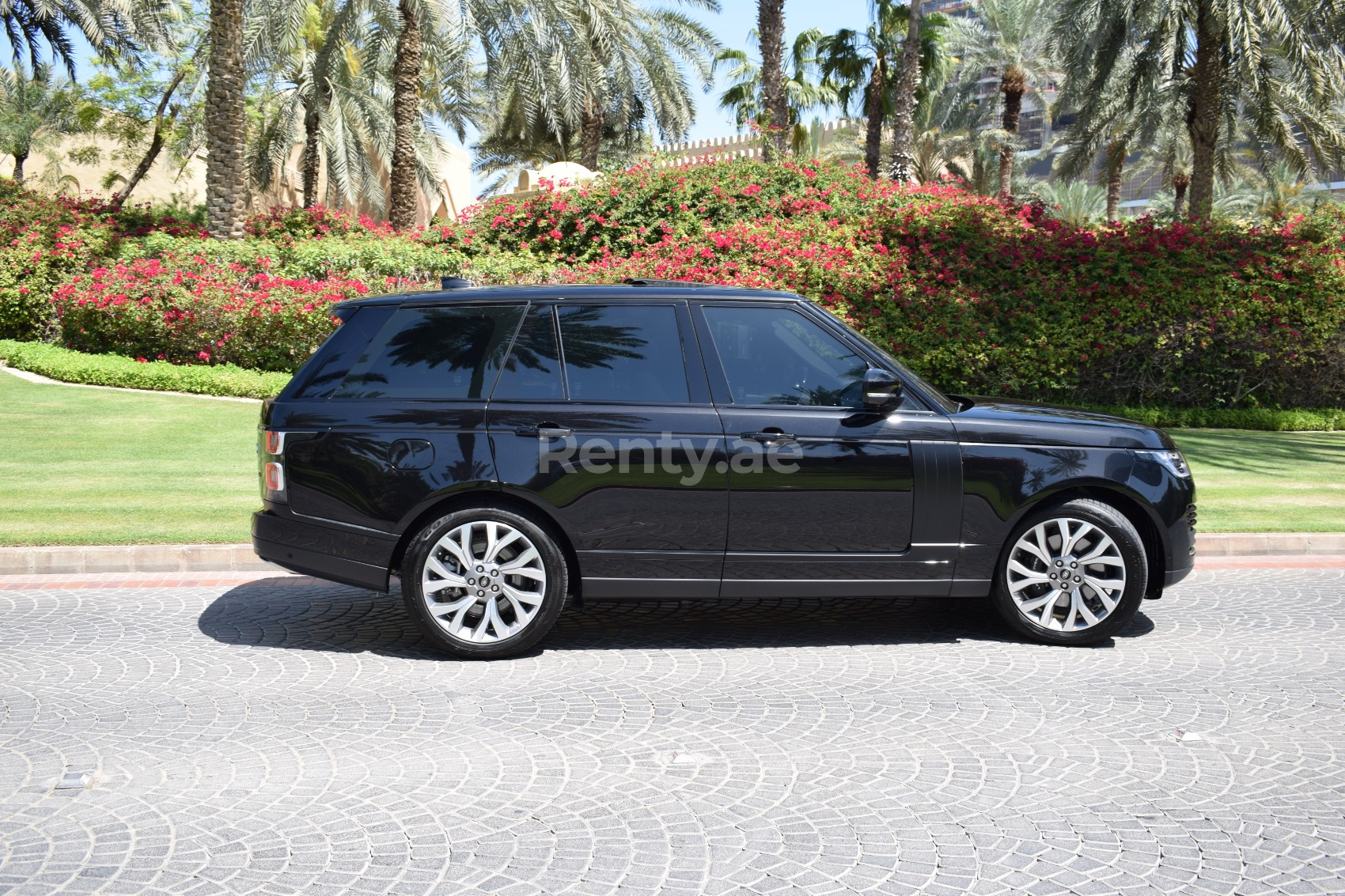 Nero Range Rover Vogue SuperCharged in affitto a Dubai 0