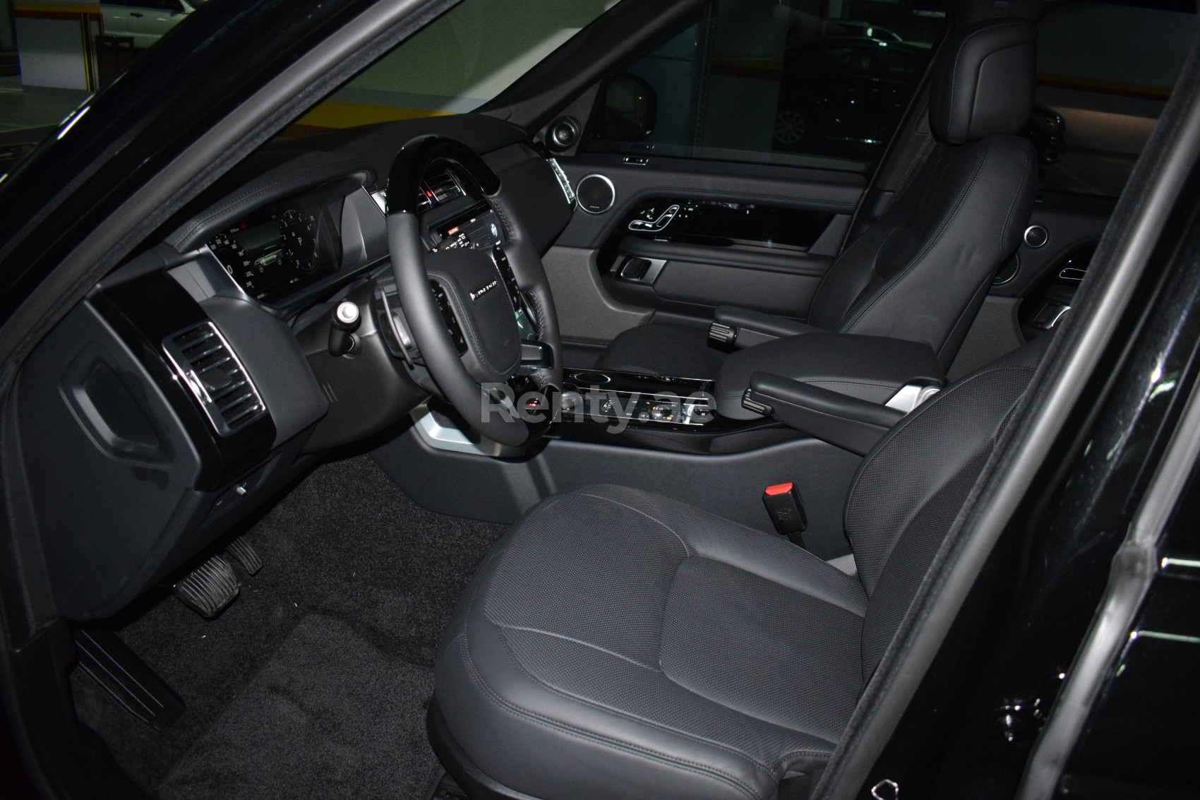 Schwarz Range Rover Vogue SuperCharged zur Miete in Dubai 2