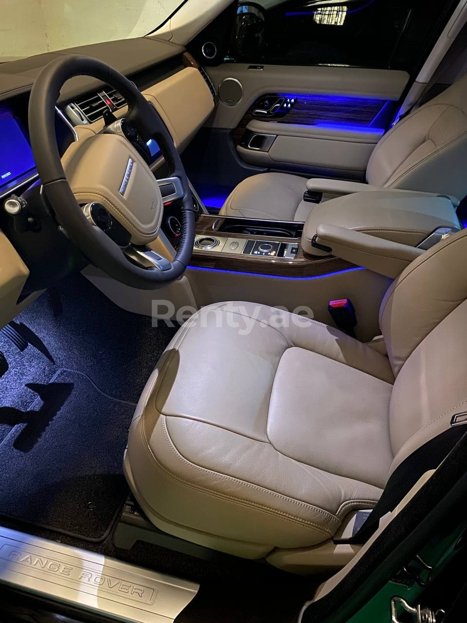 Schwarz Range Rover Vogue V6 zur Miete in Dubai 6