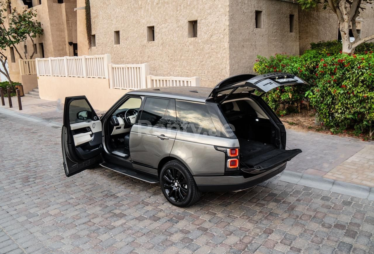 أسود Range Rover Vogue للإيجار في أبو ظبي 2