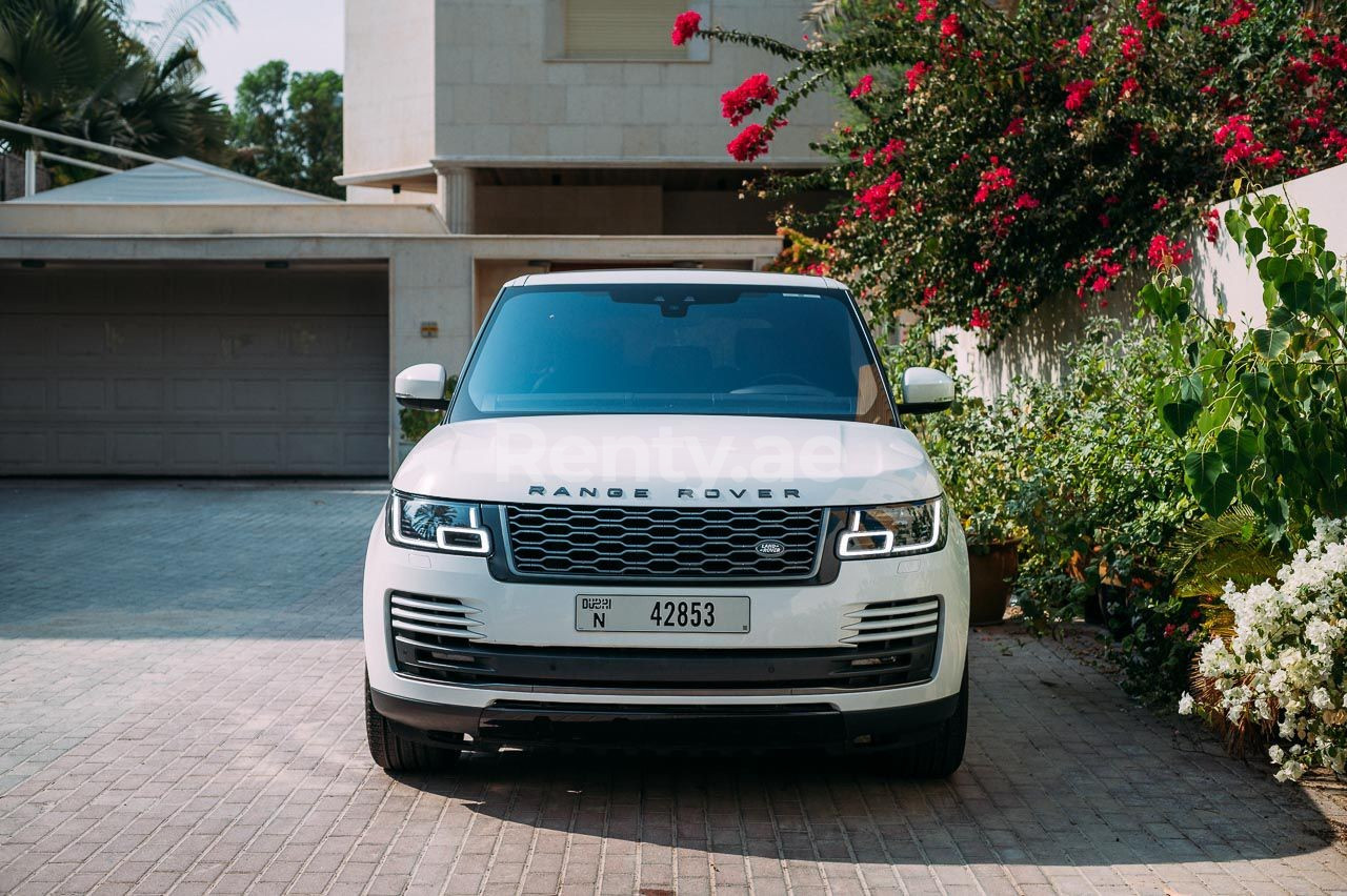 Negro Range Rover Vogue en alquiler en Dubai 8