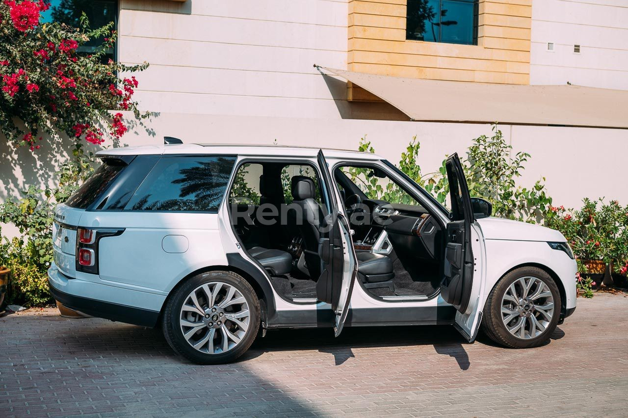 Noir Range Rover Vogue en location à Abu-Dhabi 9