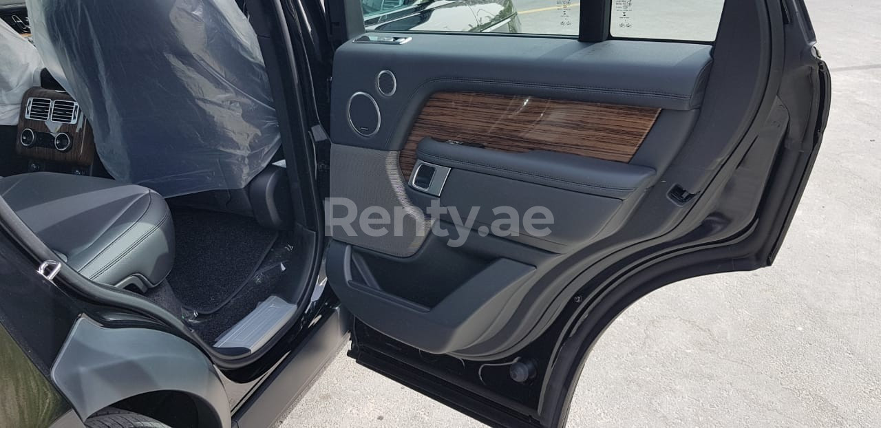 أسود Range Rover Vogue للإيجار في أبو ظبي 3