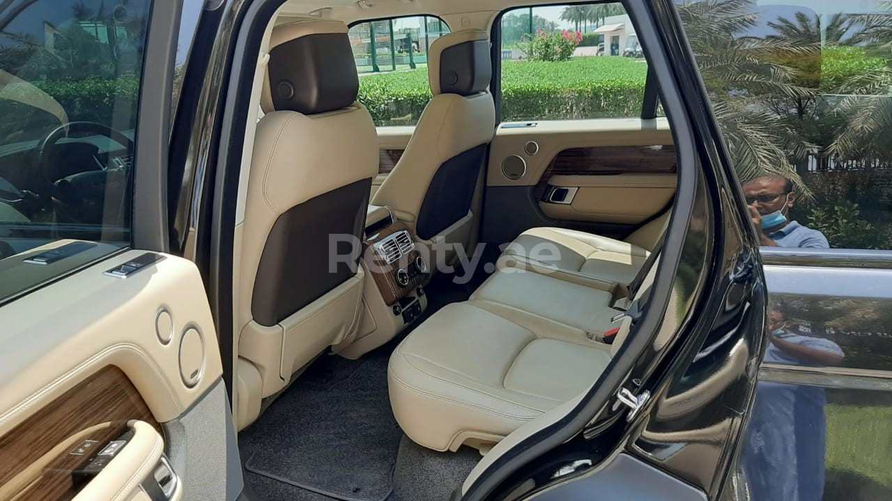 أسود Range Rover Vogue للإيجار في دبي 2