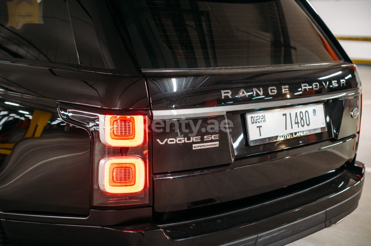 أسود Range Rover Vogue للإيجار في دبي 0