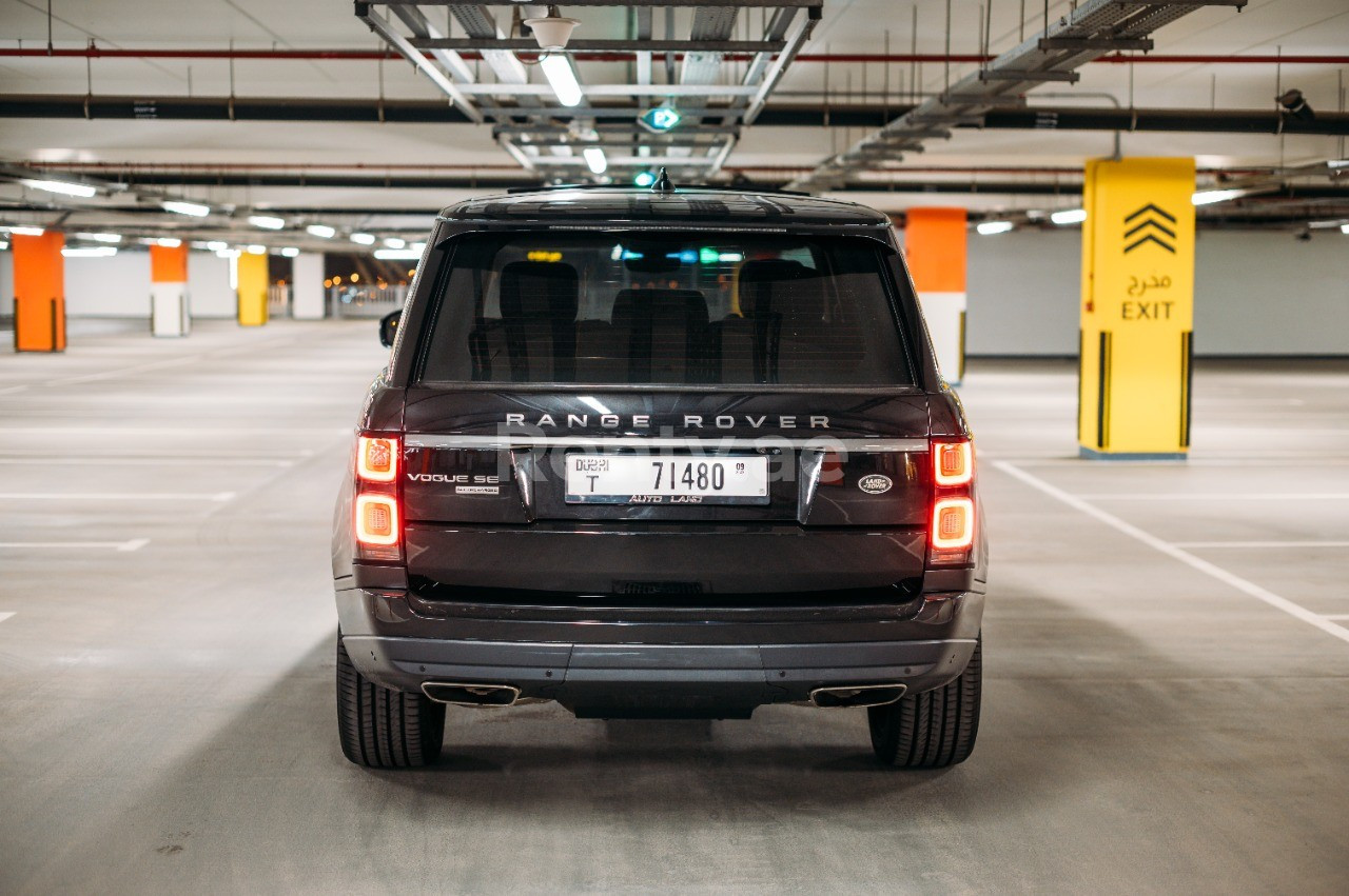 أسود Range Rover Vogue للإيجار في دبي 3