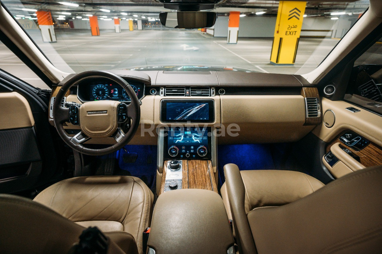 أسود Range Rover Vogue للإيجار في دبي 4