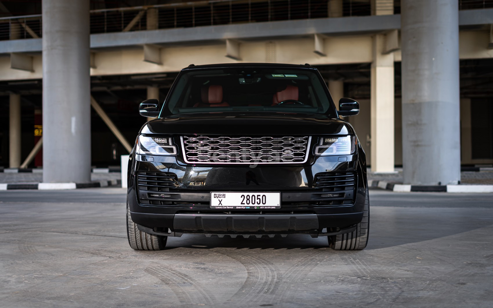 Schwarz Range Rover Vogue zur Miete in Dubai 0