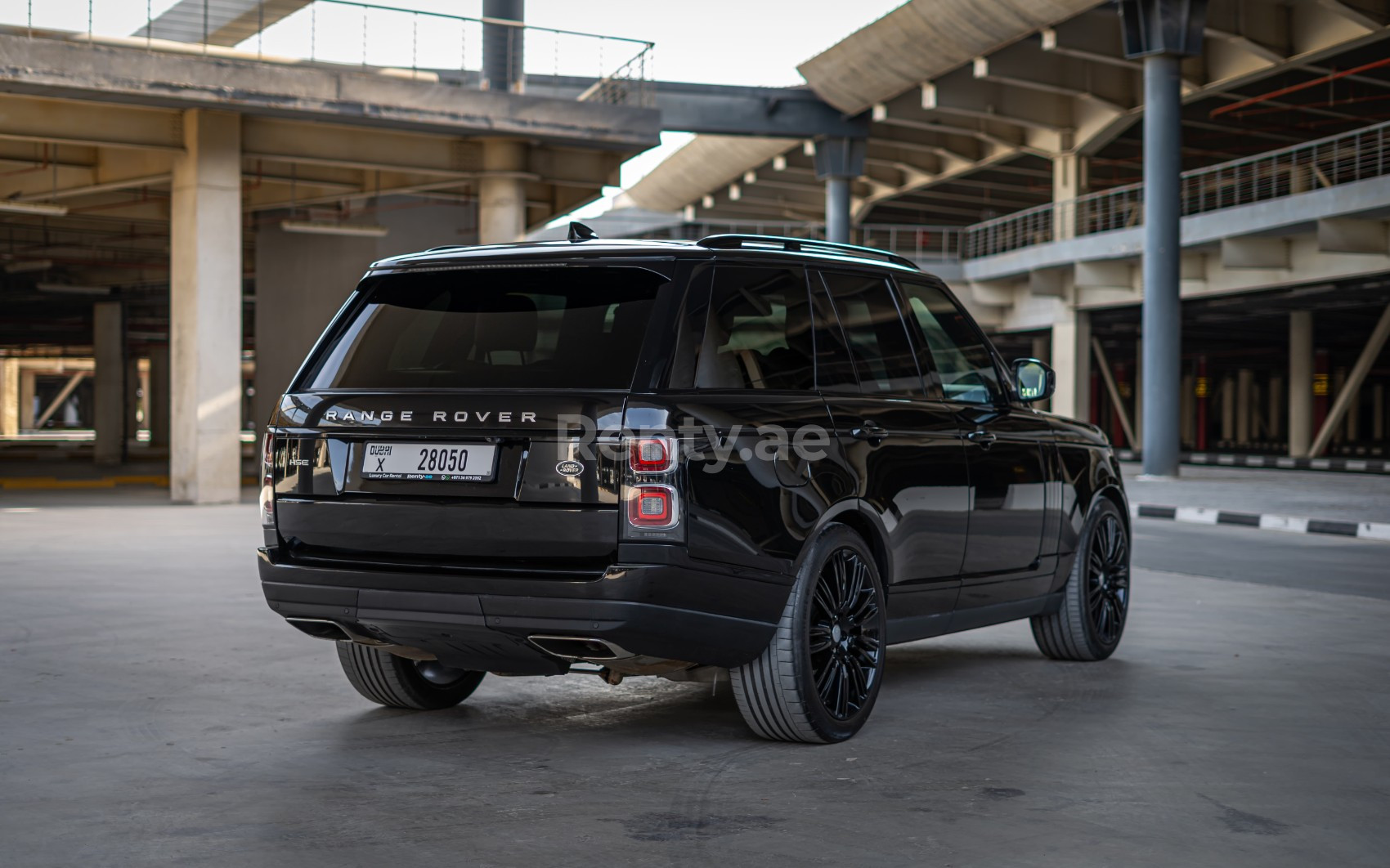 Negro Range Rover Vogue en alquiler en Abu-Dhabi 2