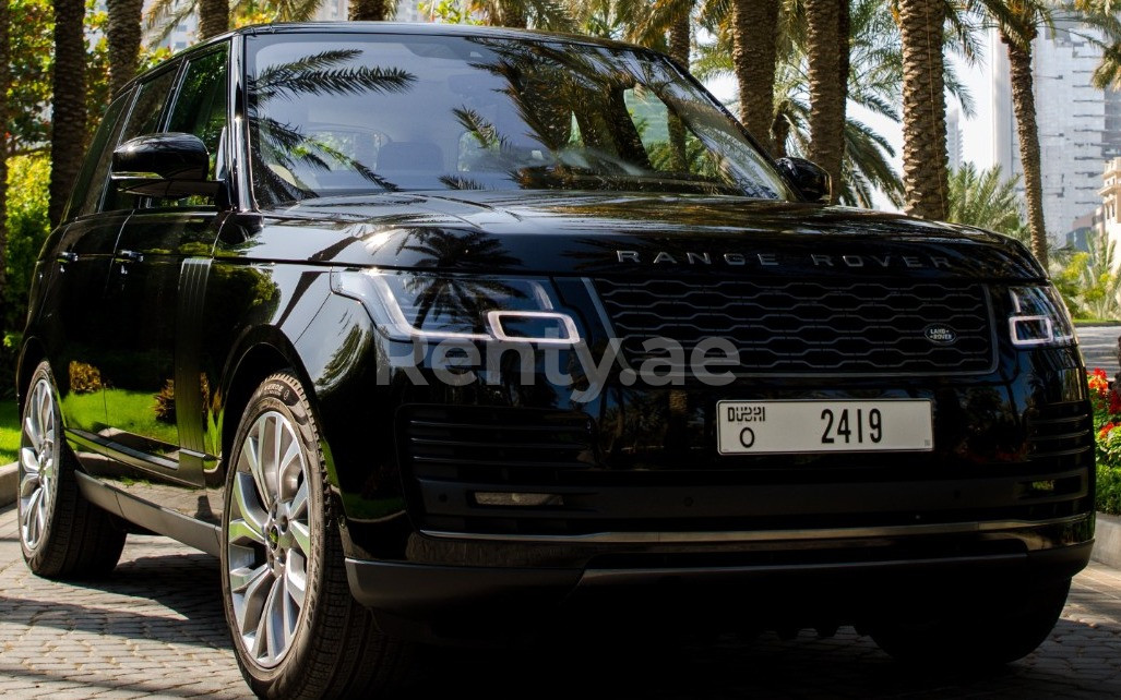 Negro Range Rover Vogue en alquiler en Dubai