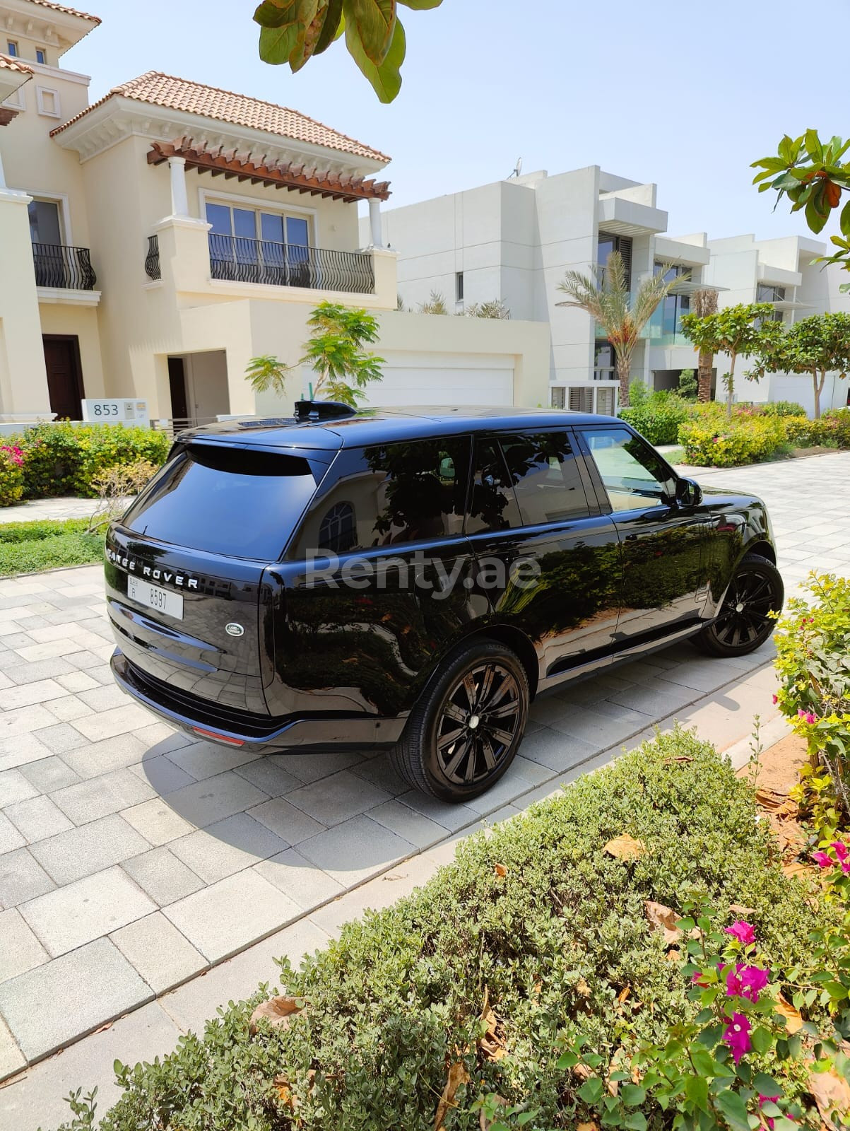 Negro Range Rover Vogue en alquiler en Dubai 0