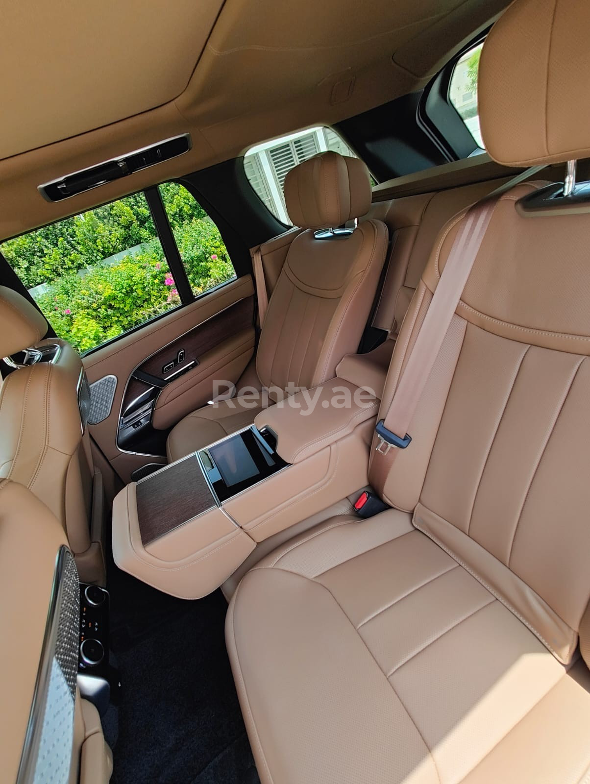 Black Range Rover Vogue for rent in Abu-Dhabi 2