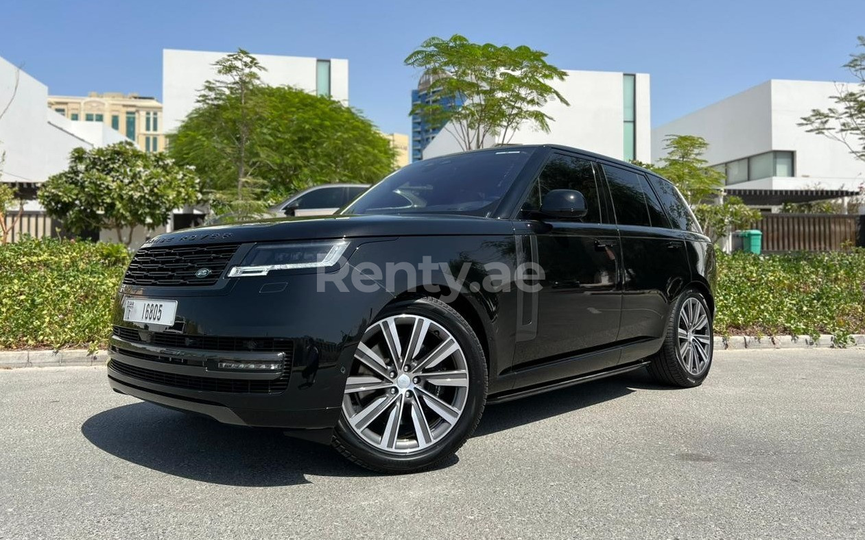 Noir Range Rover Vogue en location à Sharjah