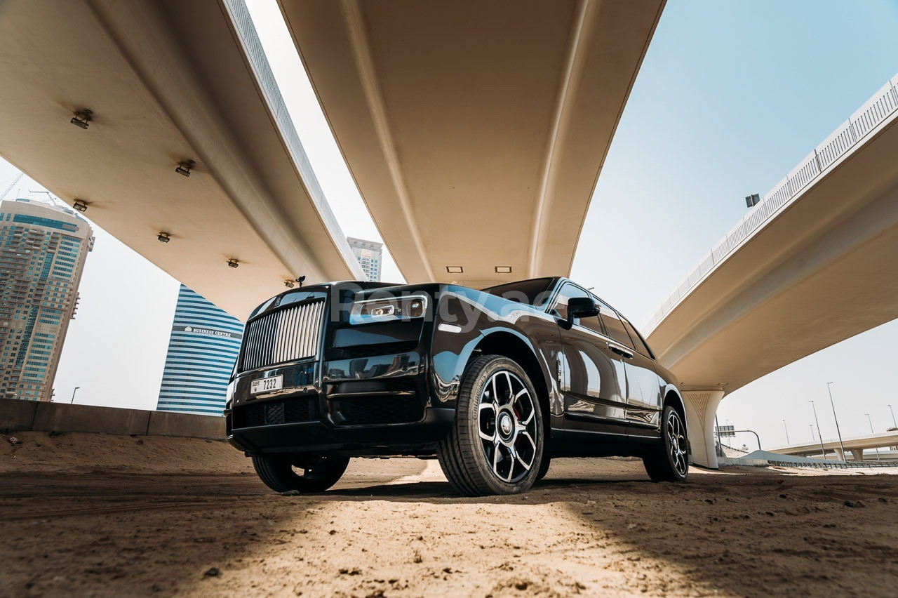 Negro Rolls Royce Cullinan Black Badge en alquiler en Dubai 0