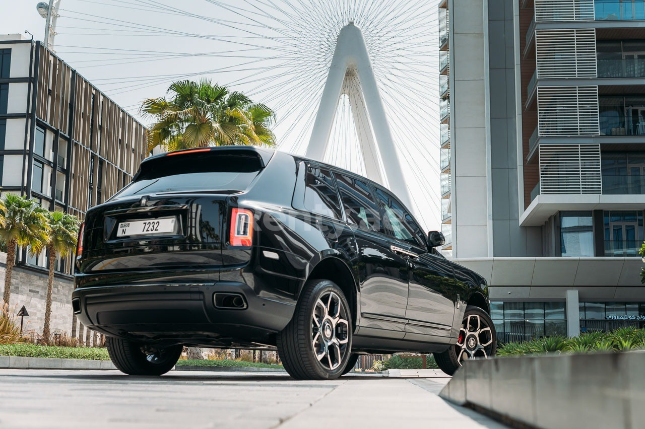 在沙迦租赁黑色 Rolls Royce Cullinan Black Badge 2