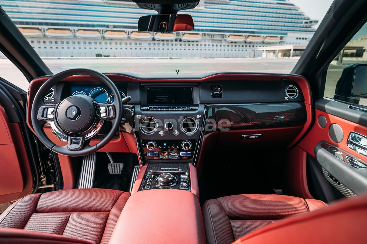 Noir Rolls Royce Cullinan Black Badge en location à Abu-Dhabi 4