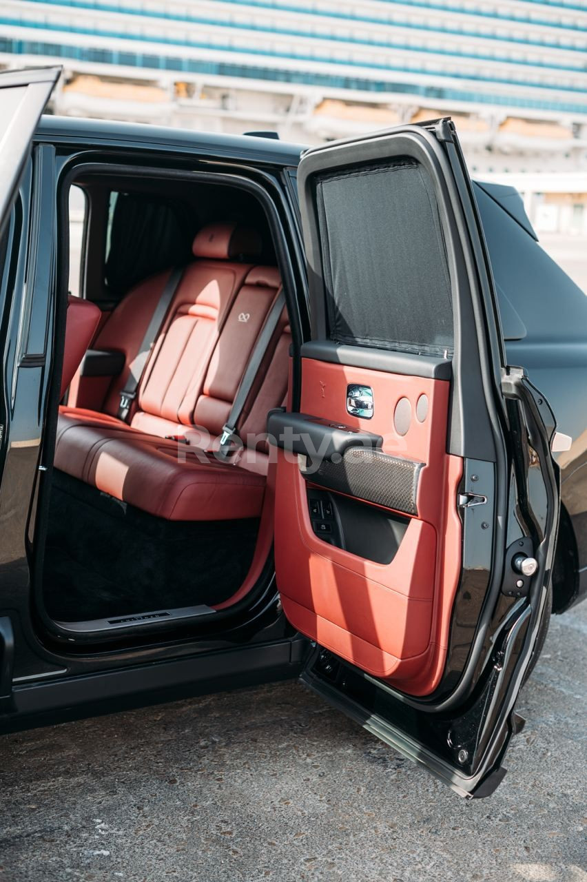 Noir Rolls Royce Cullinan Black Badge en location à Abu-Dhabi 5