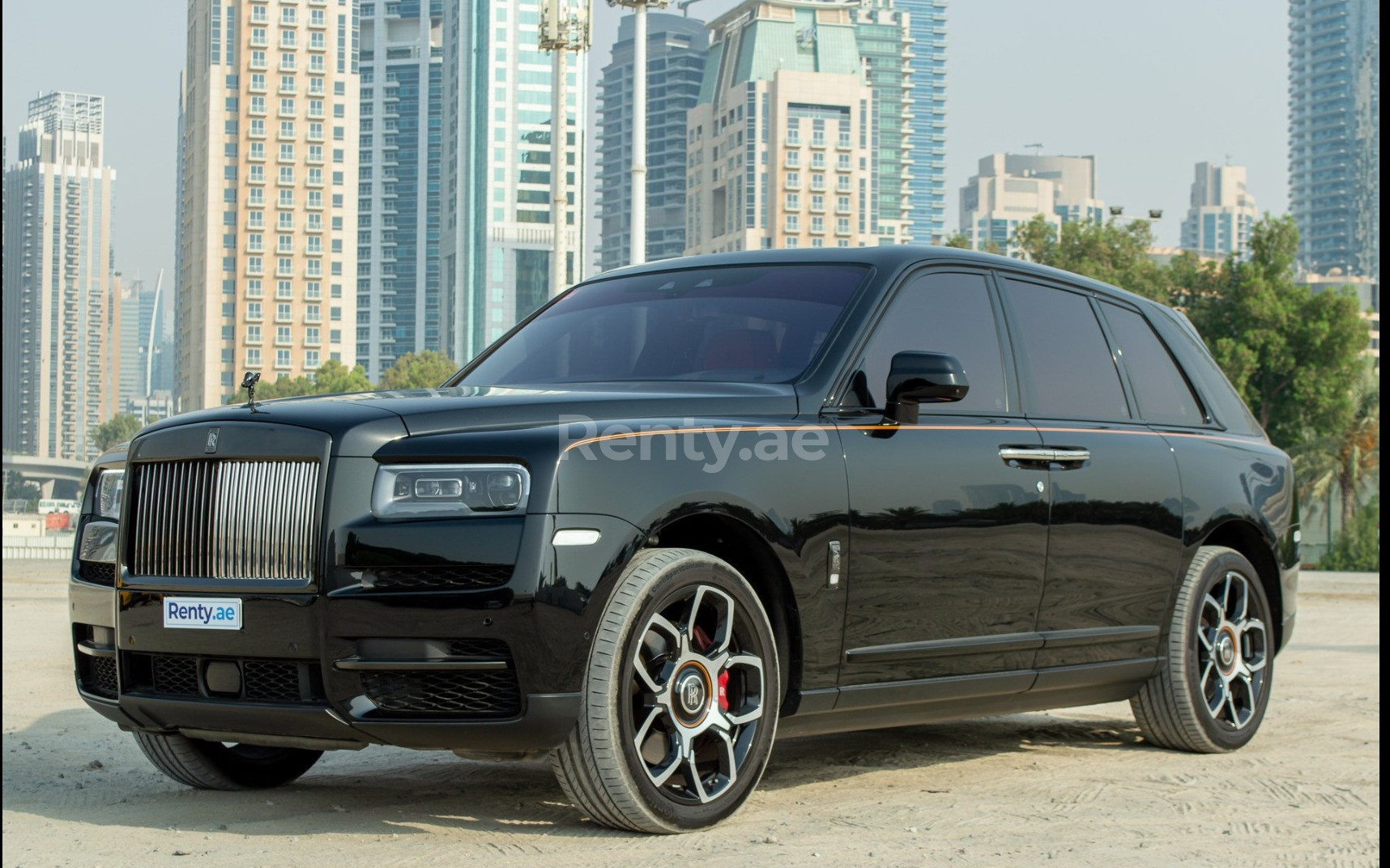 Nero Rolls Royce Cullinan- BLACK BADGE in affitto a Dubai