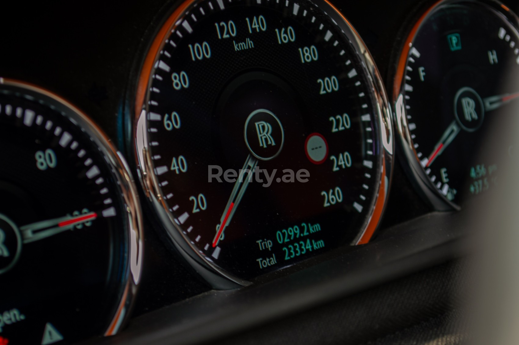 Noir Rolls Royce Cullinan- BLACK BADGE en location à Abu-Dhabi 0