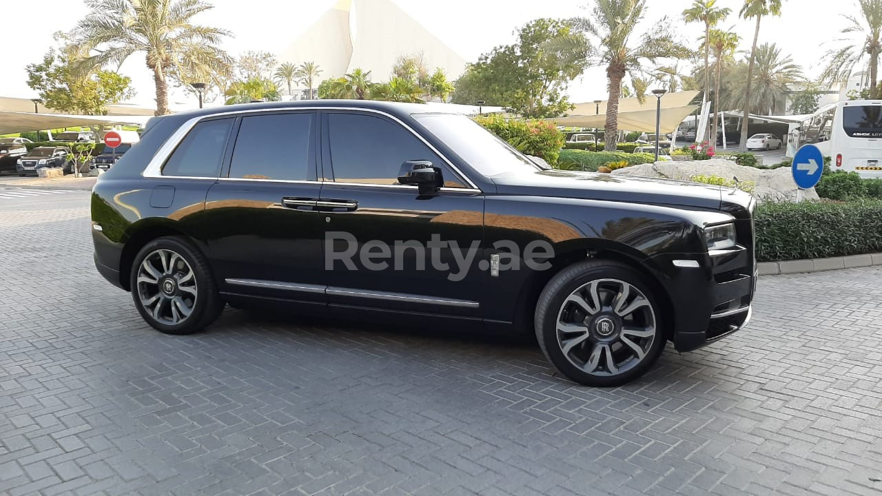 Noir Rolls Royce Cullinan en location à Dubai 1