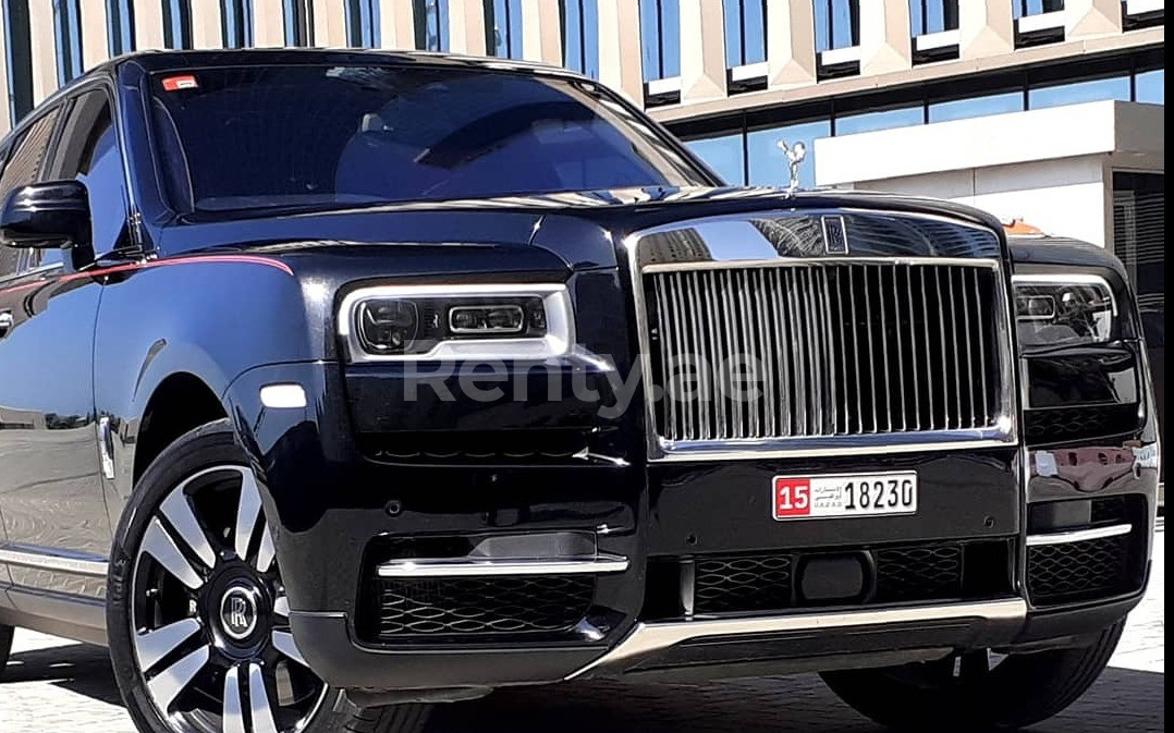 Negro Rolls Royce Cullinan en alquiler en Sharjah