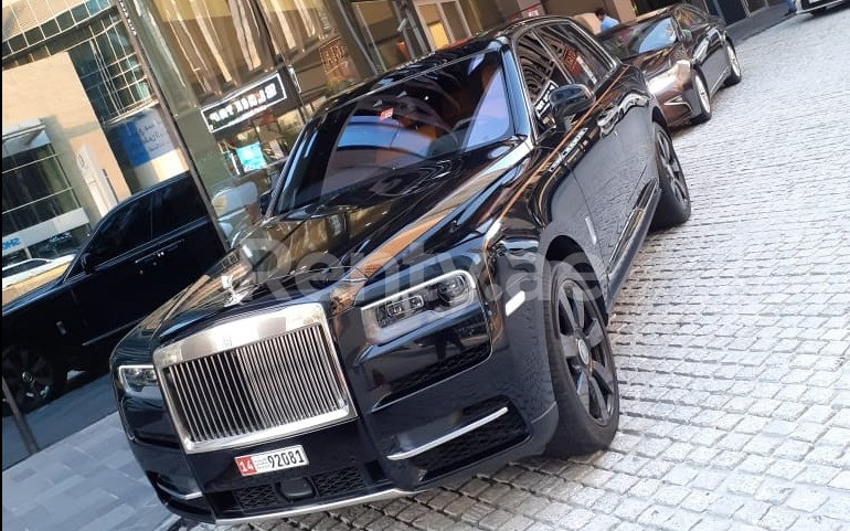 Noir Rolls Royce Cullinan en location à Abu-Dhabi