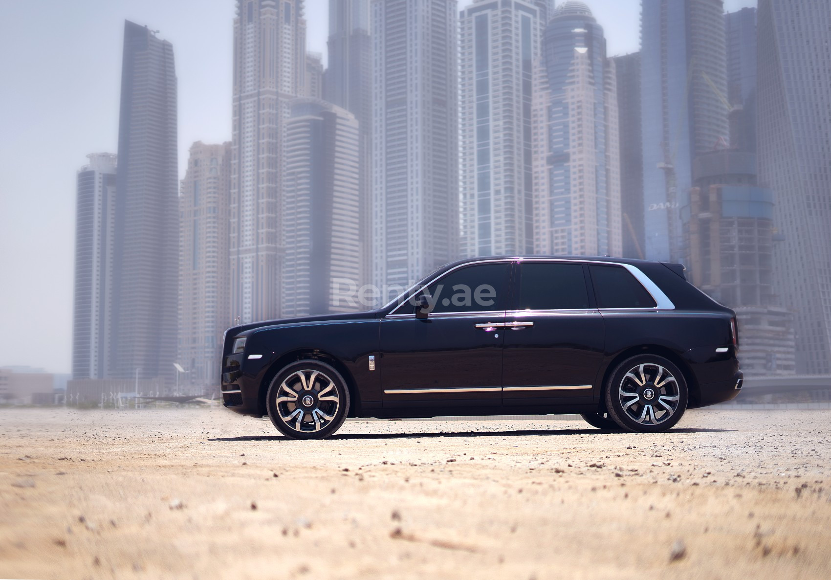 Noir Rolls Royce Cullinan en location à Dubai 4