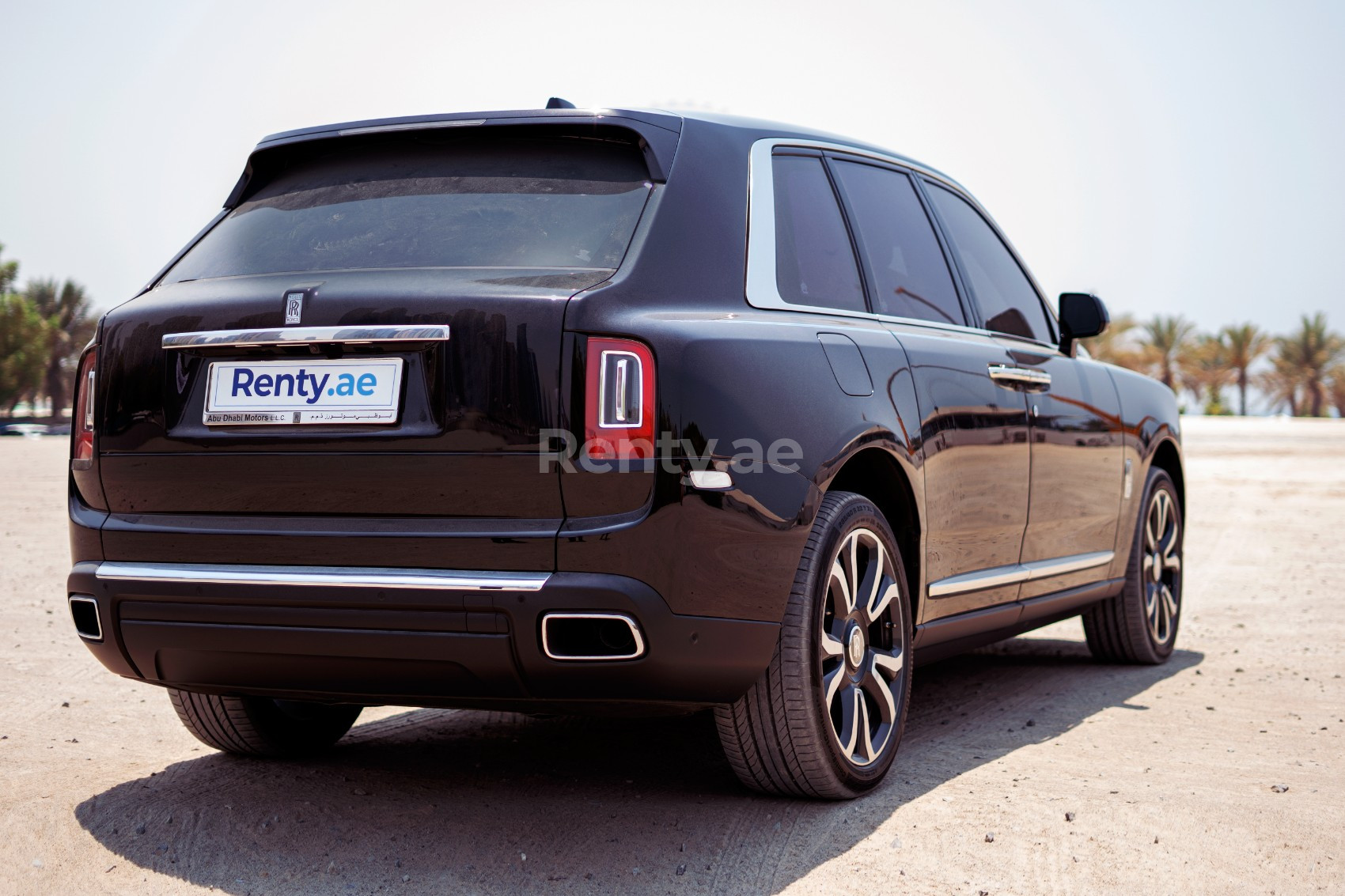 Noir Rolls Royce Cullinan en location à Sharjah 5