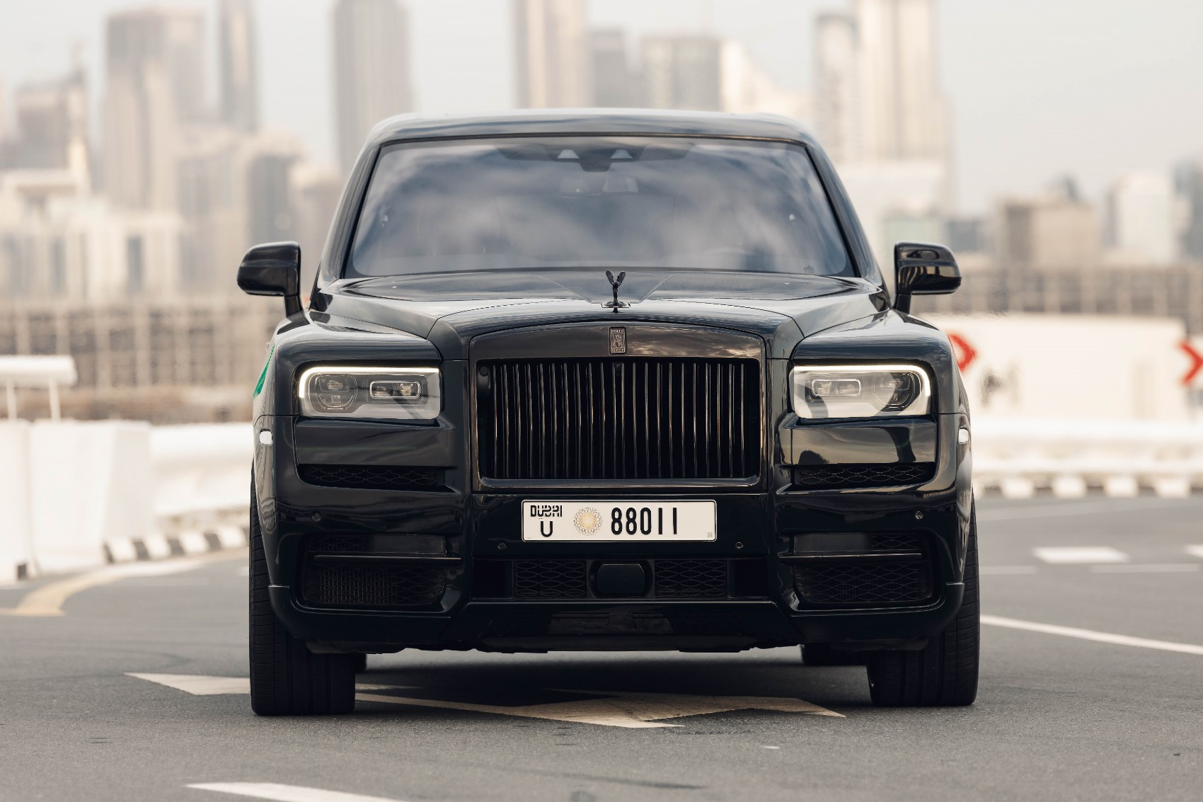 Negro Rolls Royce Cullinan en alquiler en Sharjah 0