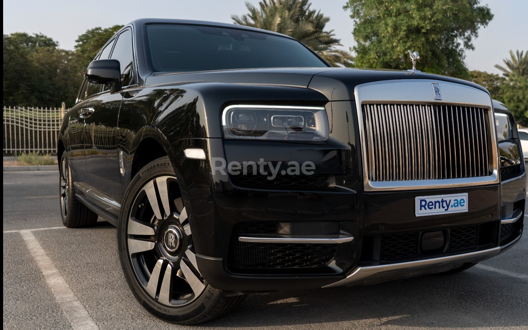 Negro Rolls Royce Cullinan en alquiler en Abu-Dhabi