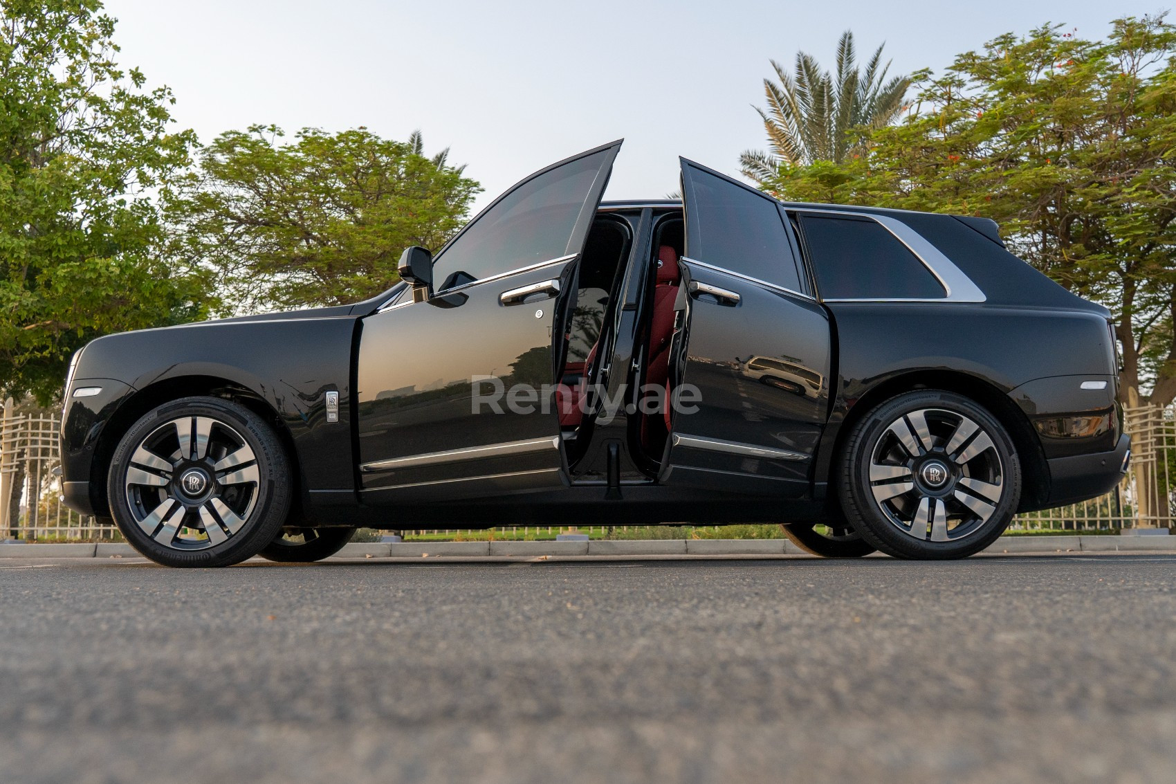 Schwarz Rolls Royce Cullinan zur Miete in Sharjah 0