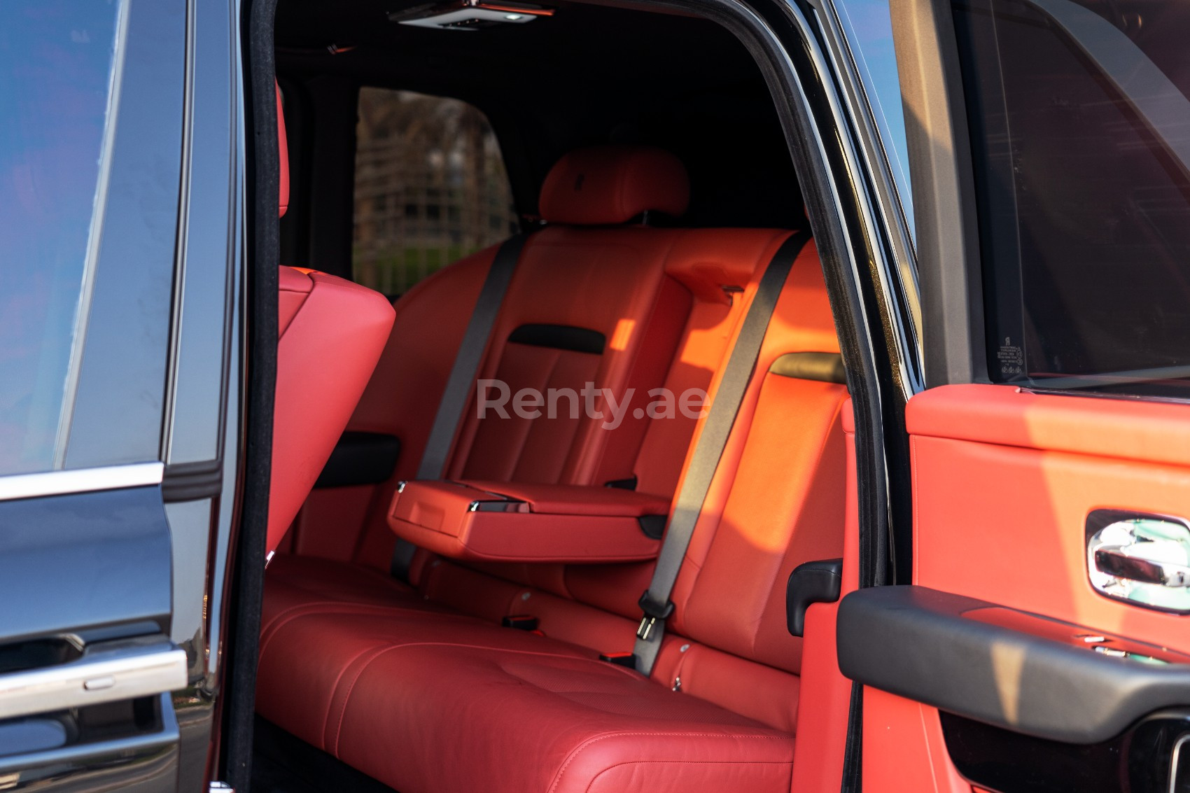 Negro Rolls Royce Cullinan en alquiler en Sharjah 4