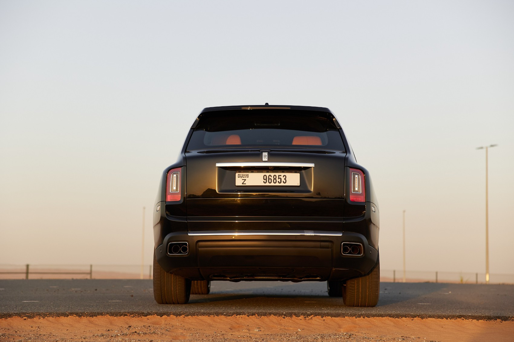 Noir Rolls Royce Cullinan en location à Dubai 2