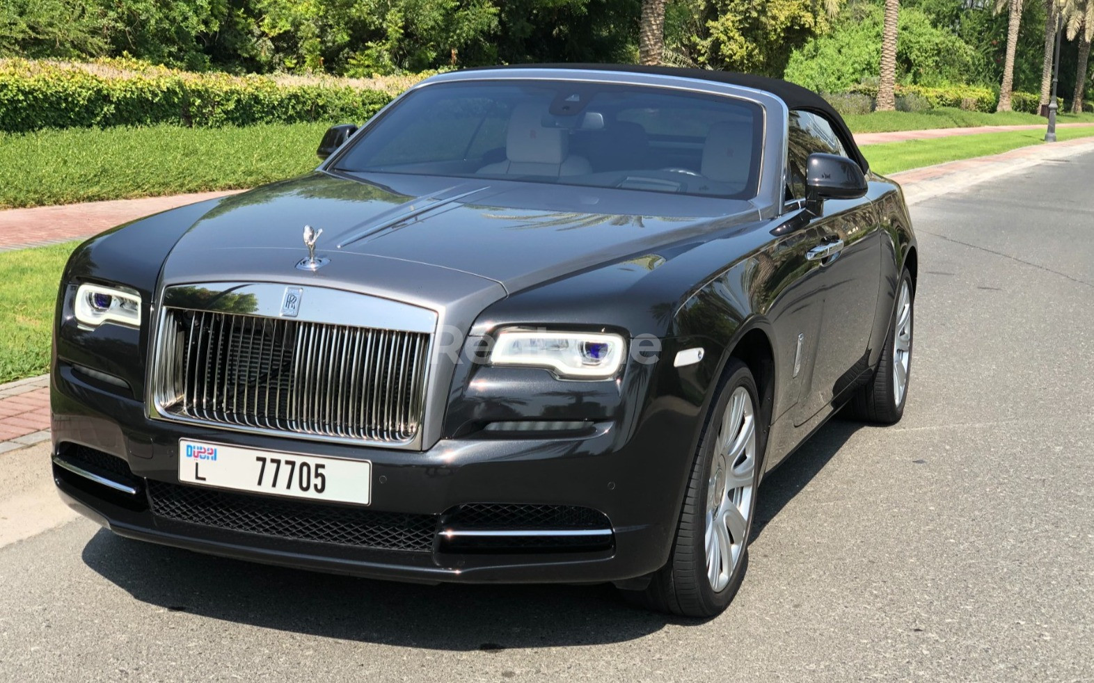 Negro Rolls Royce Dawn en alquiler en Sharjah