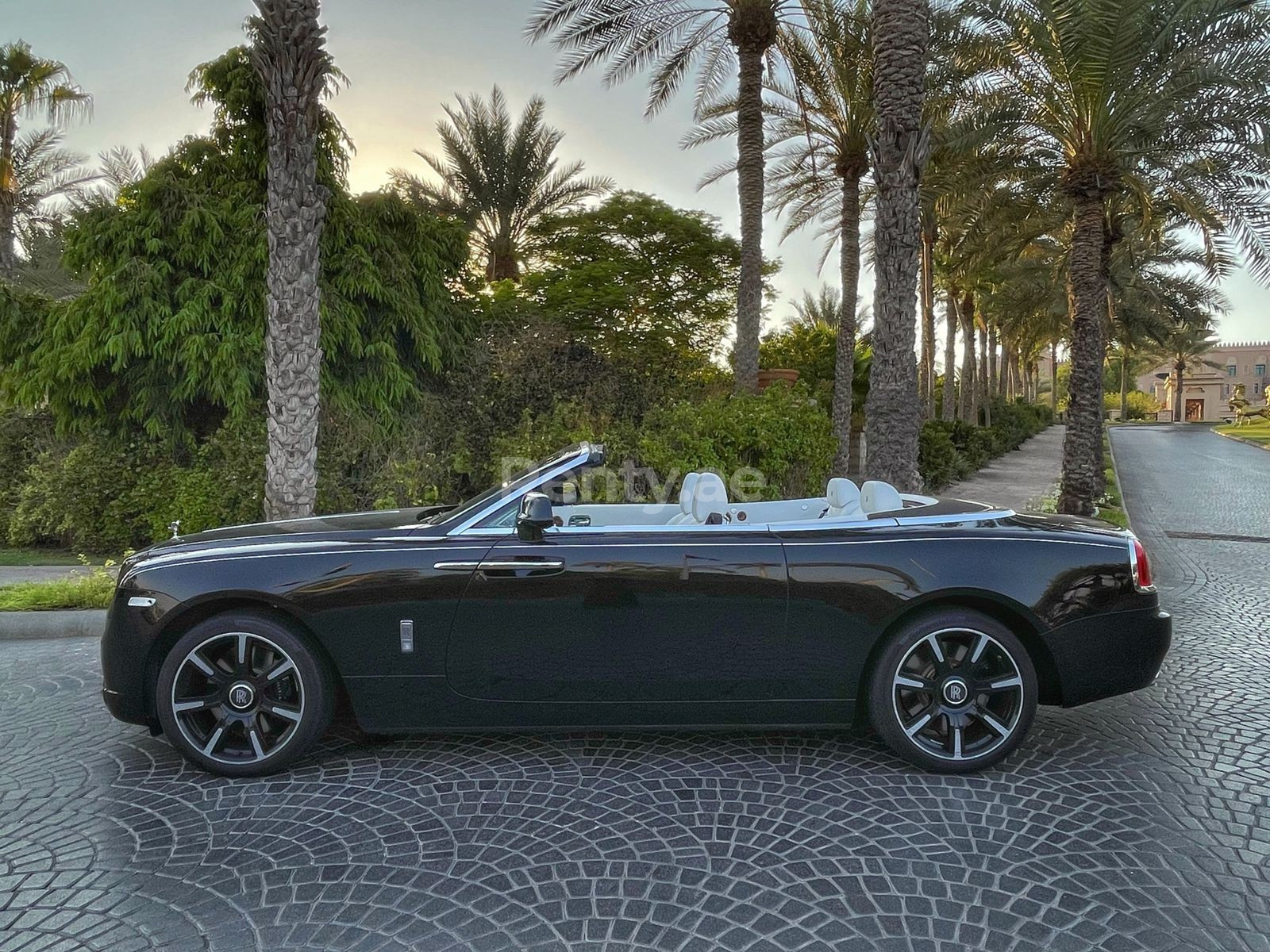 Negro Rolls Royce Dawn en alquiler en Dubai 2