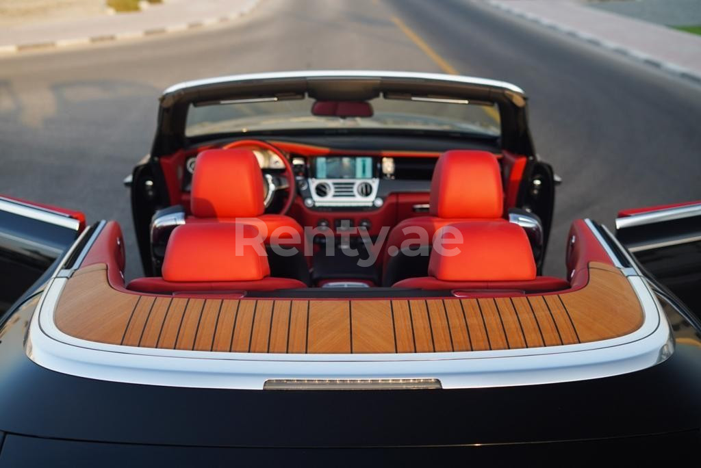 Noir Rolls Royce Dawn Black Badge en location à Abu-Dhabi 4