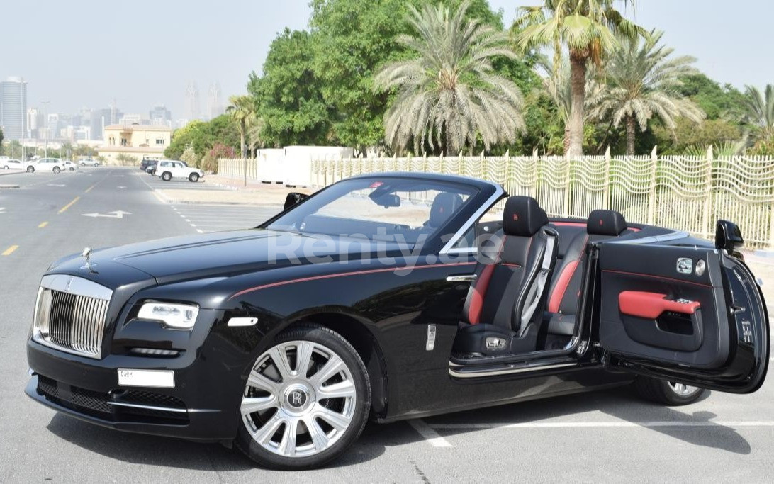 Noir Rolls Royce Dawn en location à Sharjah