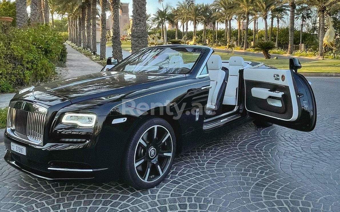 Nero Rolls Royce Dawn in affitto a Dubai