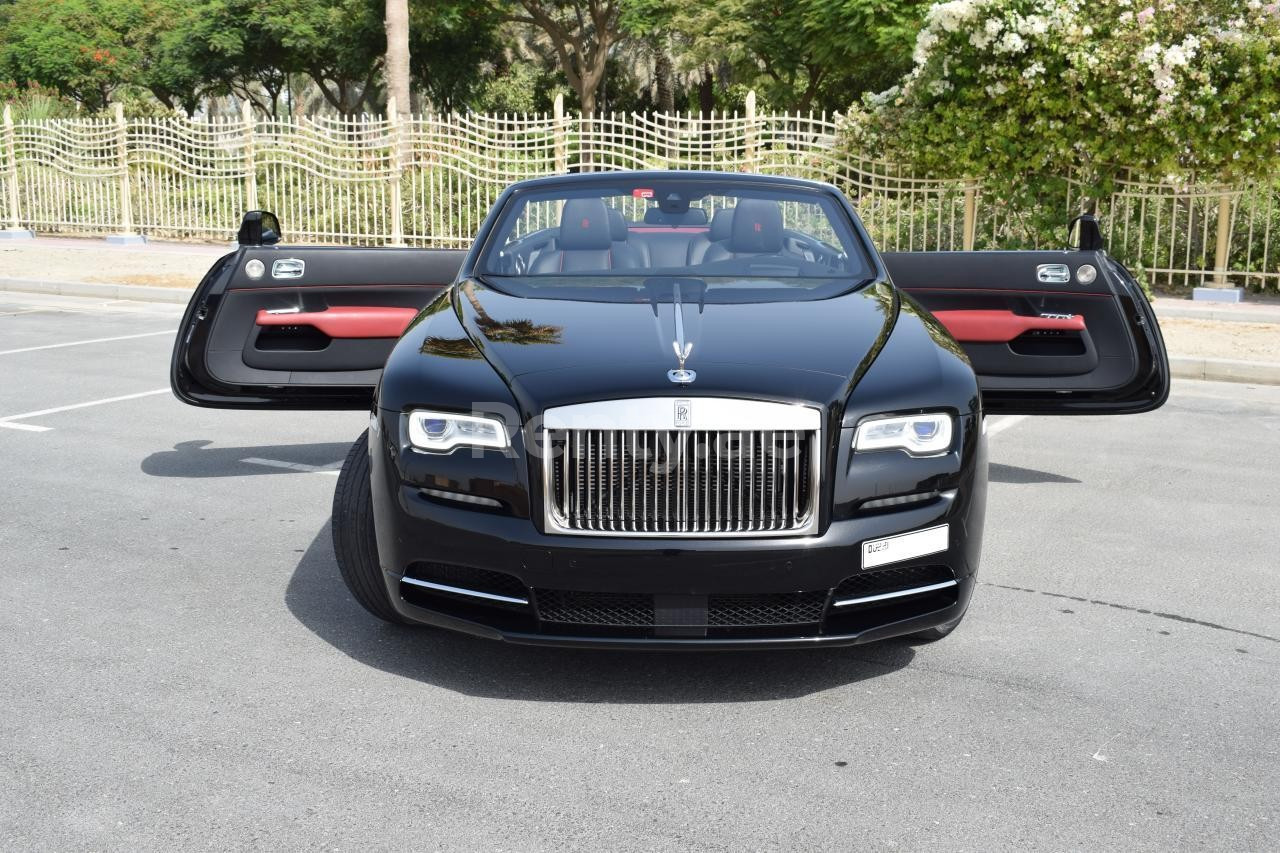 Schwarz Rolls Royce Dawn zur Miete in Sharjah 0