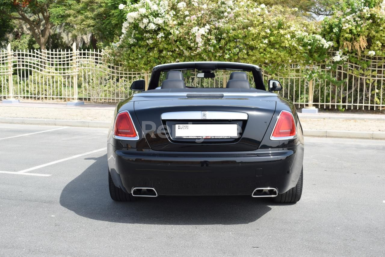 Noir Rolls Royce Dawn en location à Abu-Dhabi 2