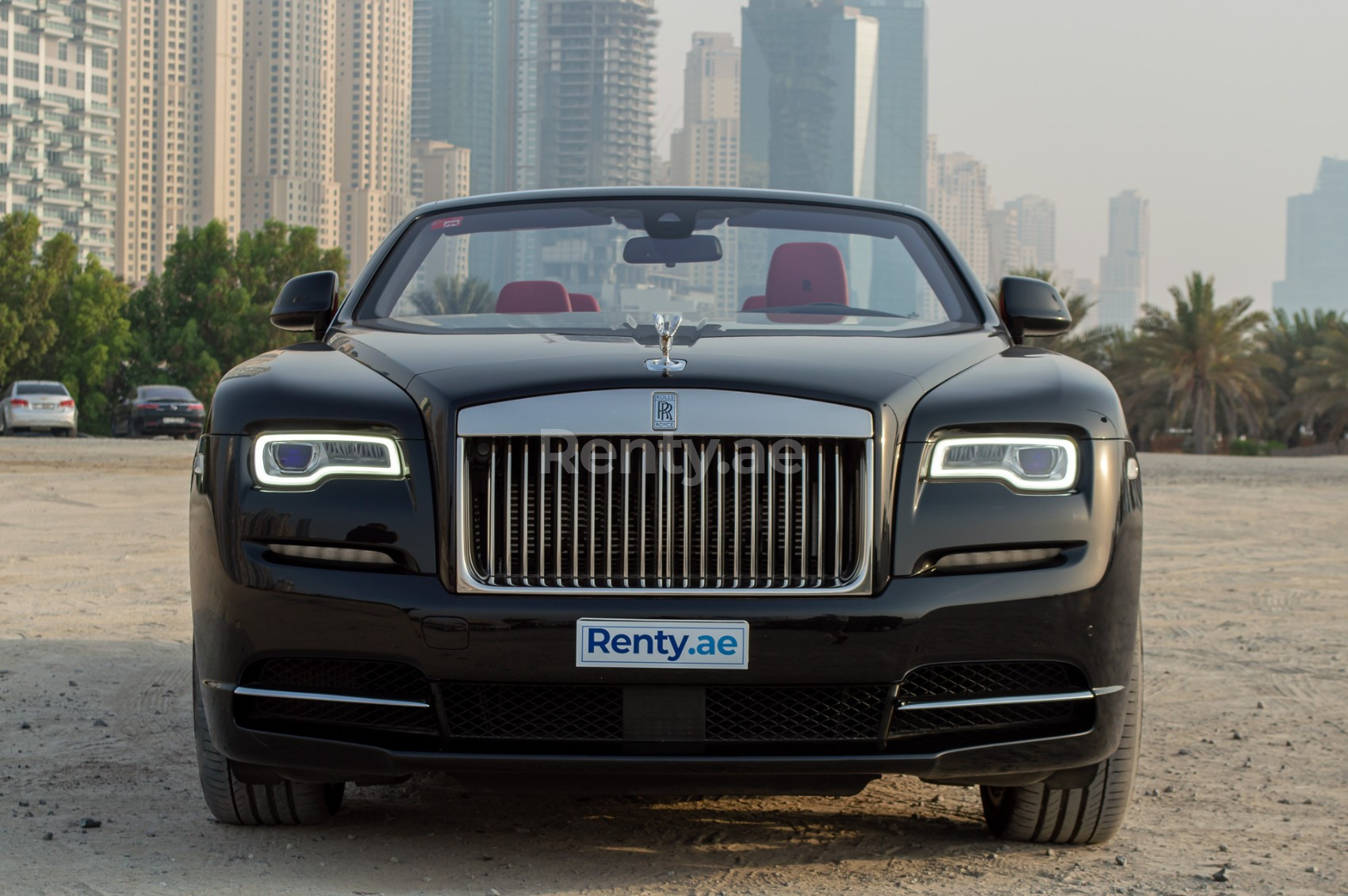 Noir Rolls Royce Dawn en location à Dubai 0