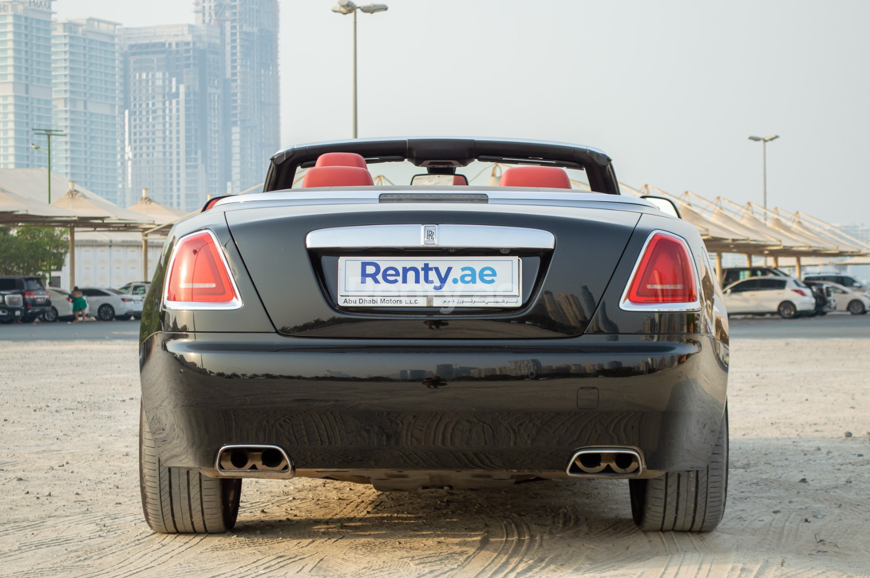 Noir Rolls Royce Dawn en location à Sharjah 2