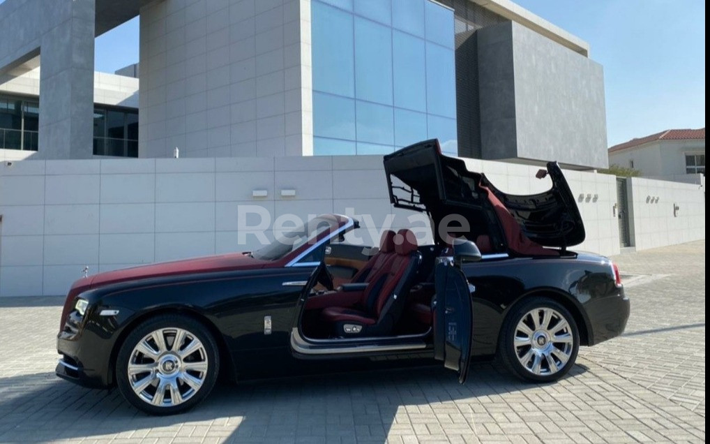 Negro Rolls Royce Dawn en alquiler en Sharjah