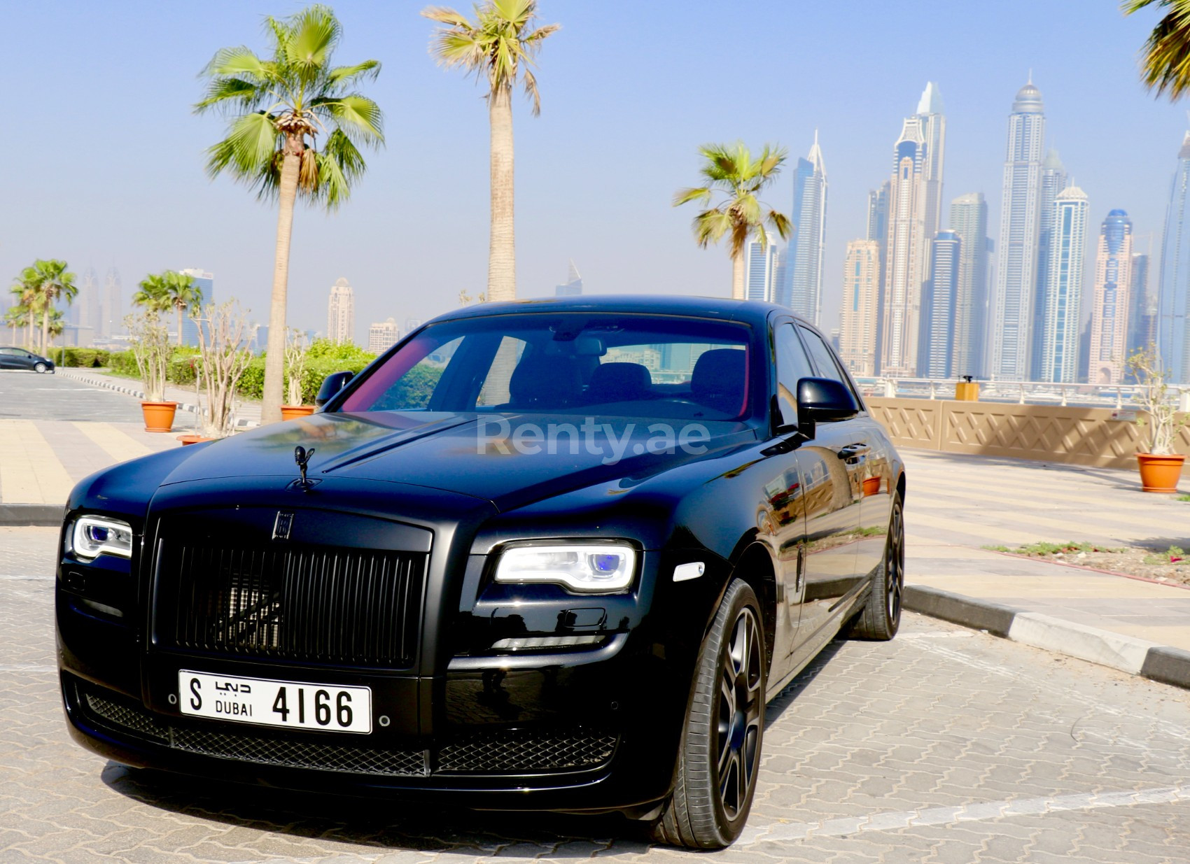 Noir Rolls Royce Ghost en location à Dubai 0