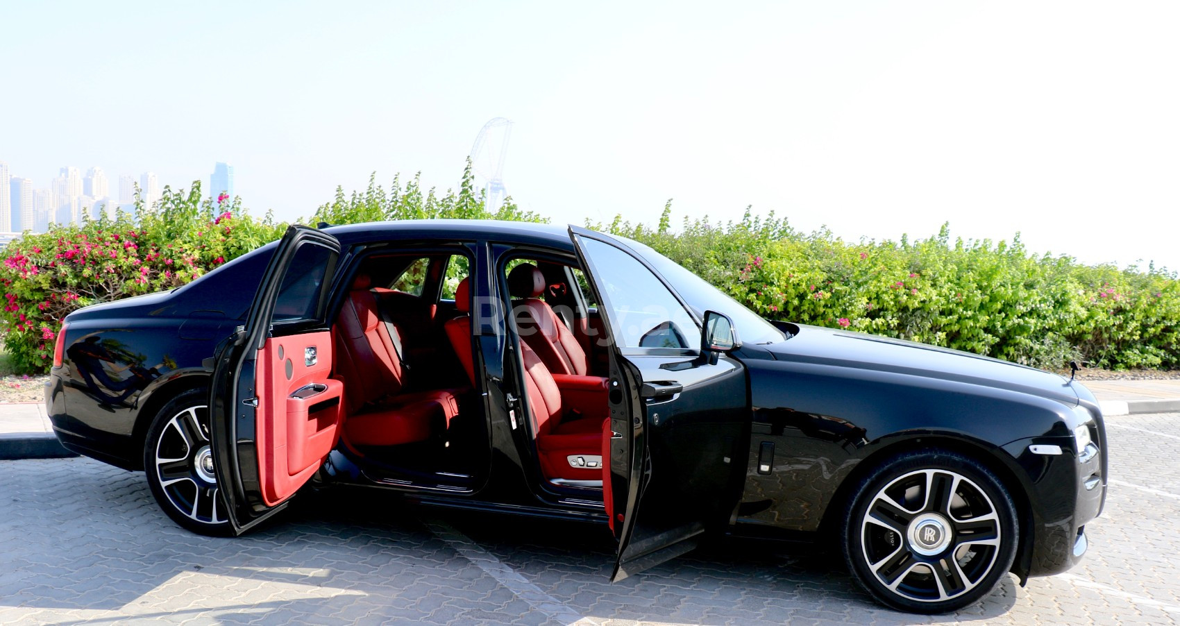 Schwarz Rolls Royce Ghost zur Miete in Sharjah 1