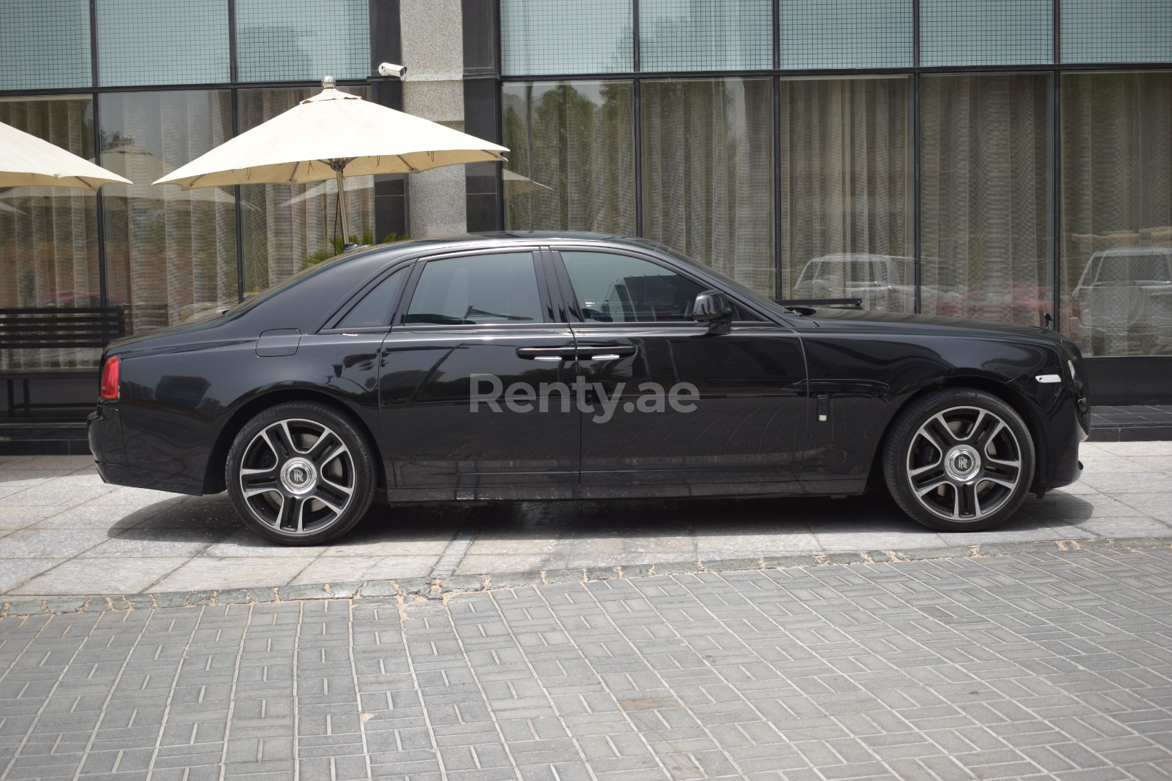 Negro Rolls Royce Ghost en alquiler en Dubai 2