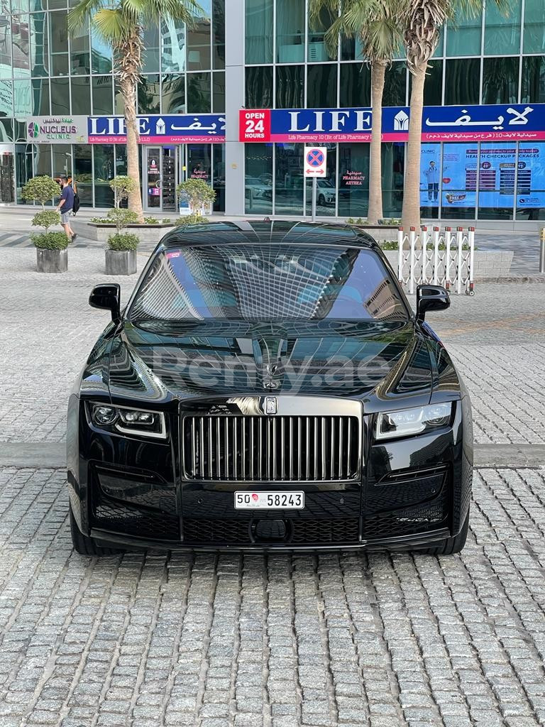 Negro Rolls Royce Ghost en alquiler en Sharjah 0