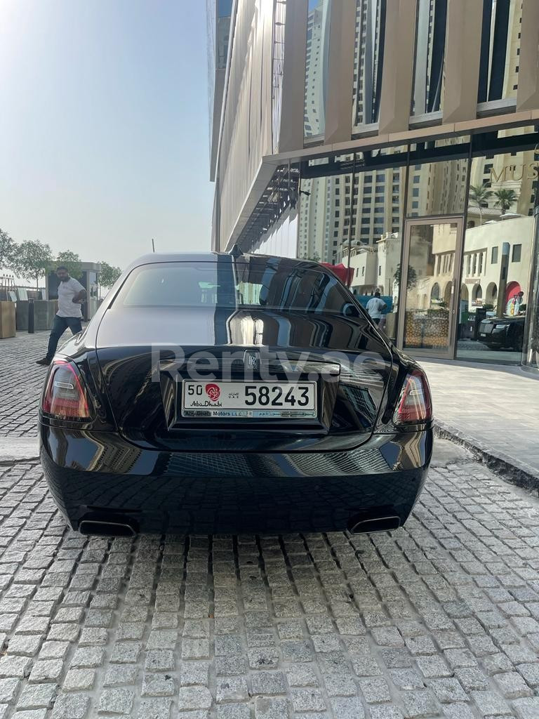 Schwarz Rolls Royce Ghost zur Miete in Abu-Dhabi 3