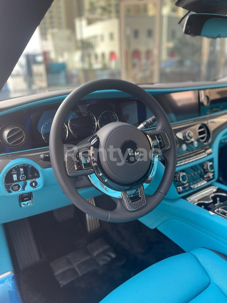 Schwarz Rolls Royce Ghost zur Miete in Sharjah 5